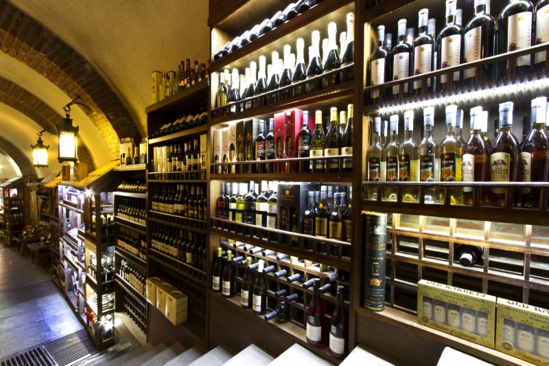 boutique-PIERLAS-min_world_street_travel_shop_canon_georgia_wine_bottles-429767